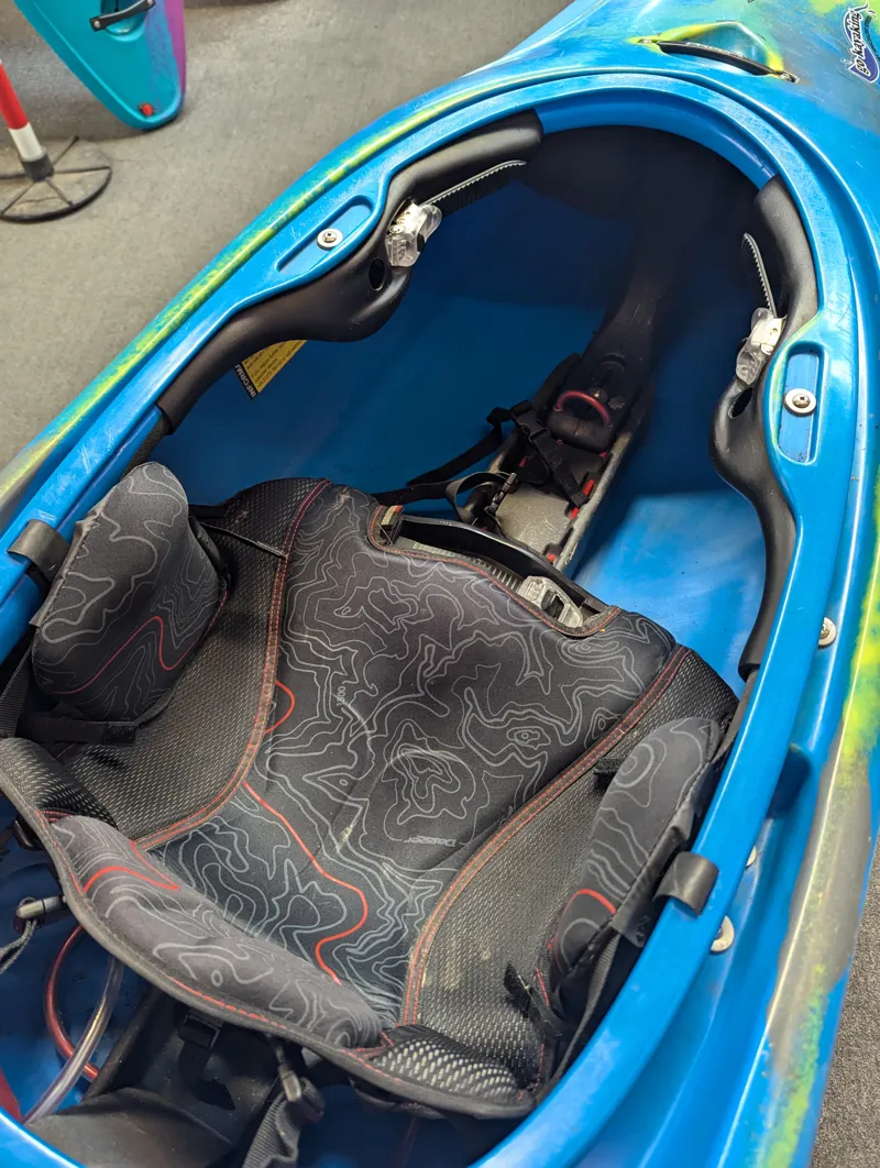 Second Hand Dagger Code Creek Spec Whitewater Kayak size Small-1