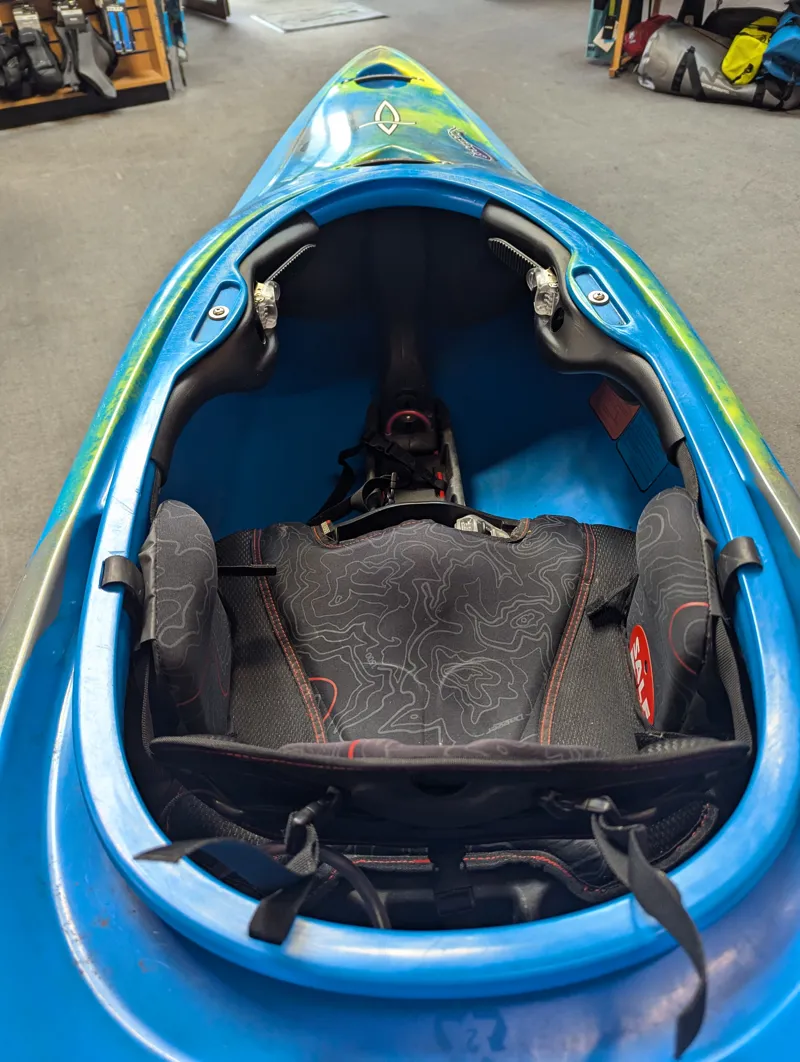 Second Hand Dagger Code Creek Spec Whitewater Kayak size Small-5