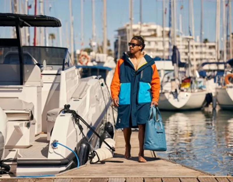 2025 Red Equipment Long Sleeve Changing Robe Recovered with 15k Waterproof-1