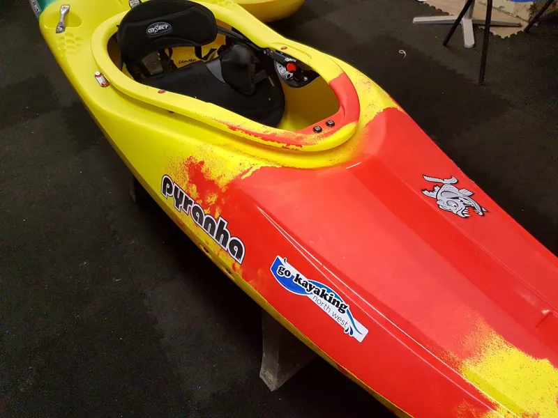 Ex-Demo 9R Yellow/Green/Red Stout Seat-2