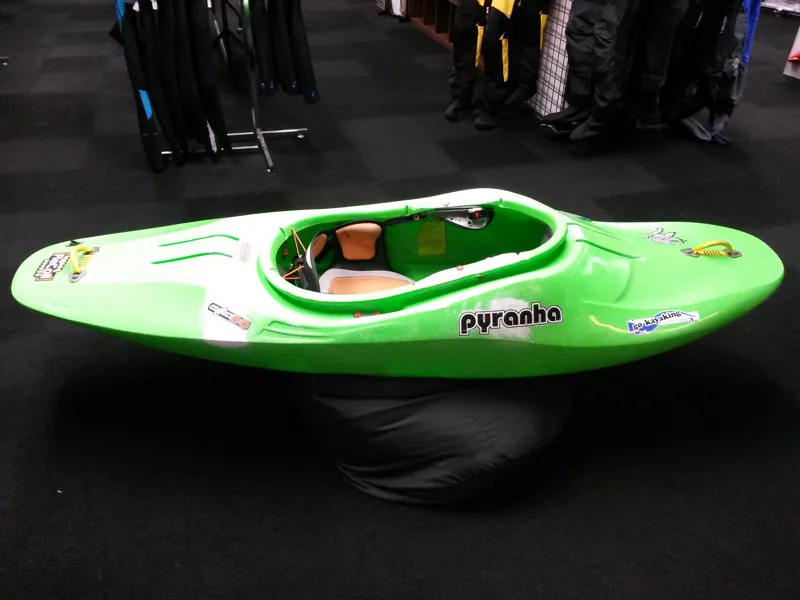 Second Hand Pyranha Recoil Large C 30 Green and White-2