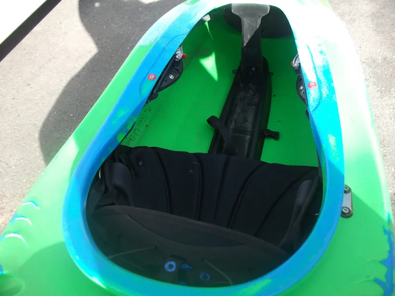 Ex Demo Pyranha Burn 3 LARGE. Lime Blue White with C4S Outfitting-5