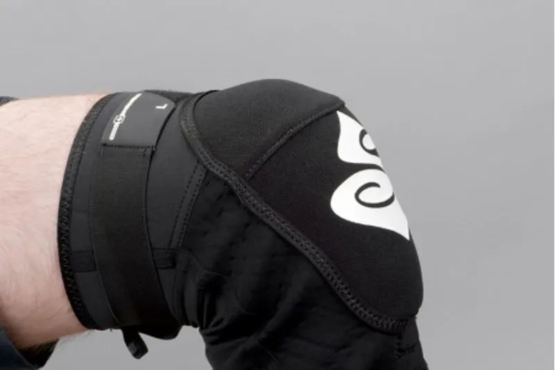 2018 Sweet Protection Bearsuit Light Knee Pads-2